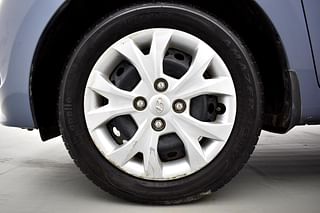 Used 2016 Hyundai Grand i10 [2013-2017] Magna AT 1.2 Kappa VTVT Petrol Automatic tyres LEFT FRONT TYRE RIM VIEW