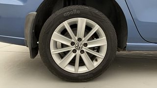 Used 2016 Volkswagen Vento [2015-2019] Highline Petrol AT Petrol Automatic tyres RIGHT REAR TYRE RIM VIEW