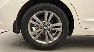 Used 2018 Hyundai Elantra [2016-2022] 2.0 S Petrol Manual tyres RIGHT REAR TYRE RIM VIEW