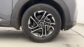 Used 2022 Kia Carens Luxury Plus 1.4 Petrol 7 STR Petrol Manual tyres RIGHT FRONT TYRE RIM VIEW