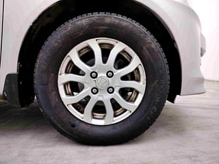 Used 2015 Honda Amaze [2013-2016] 1.2 VX AT i-VTEC Petrol Automatic tyres RIGHT FRONT TYRE RIM VIEW