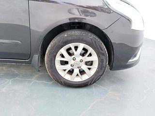 Used 2014 Nissan Sunny [2011-2014] Special Edition XV Diesel Diesel Manual tyres RIGHT FRONT TYRE RIM VIEW