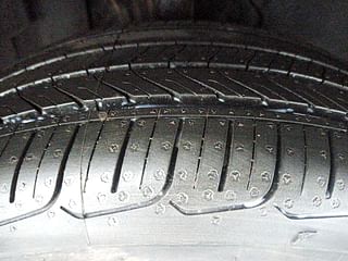 Used 2020 Tata Altroz XT 1.2 Petrol Manual tyres RIGHT FRONT TYRE TREAD VIEW