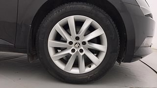 Used 2016 Skoda Superb [2016-2019] L&K TSI AT Petrol Automatic tyres RIGHT FRONT TYRE RIM VIEW