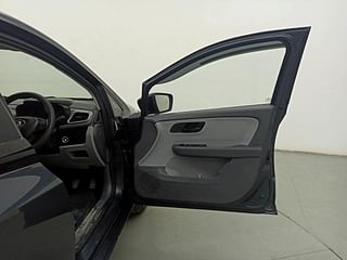 Used 2020 Tata Altroz XT 1.2 Petrol Manual interior RIGHT FRONT DOOR OPEN VIEW