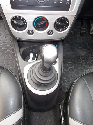 Used 2011 Ford Figo [2010-2015] Duratorq Diesel ZXI 1.4 Diesel Manual interior GEAR  KNOB VIEW
